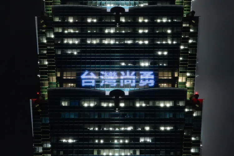 WBC經典賽中華隊明天(5日)開打，台北101今晚起至3月8日一連5天進行點燈打字，今晚點燈打字的內容包括「台灣尚勇」等五組文字。台北101提供