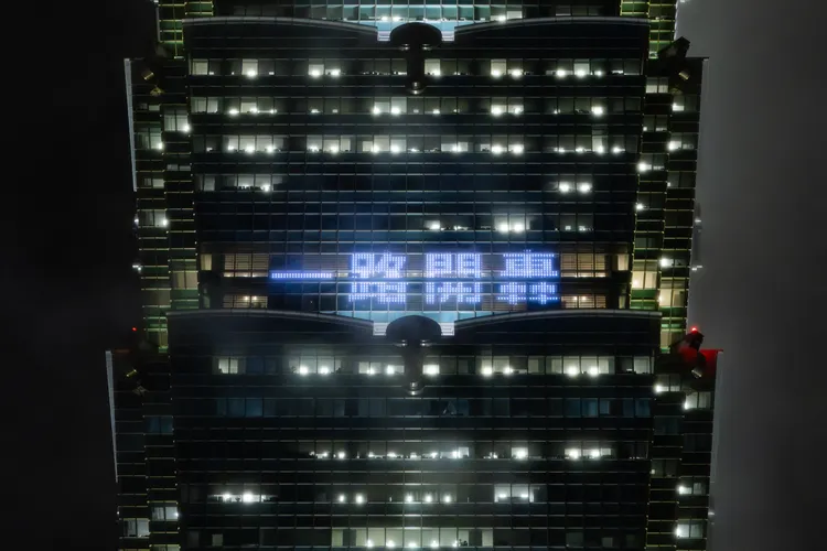 WBC經典賽中華隊明天(5日)開打，台北101今晚起至3月8日一連5天進行點燈打字，今晚點燈打字的內容包括「台灣尚勇」、「WBC開局勝利」、「一路開轟」等五組文字。台北101提供