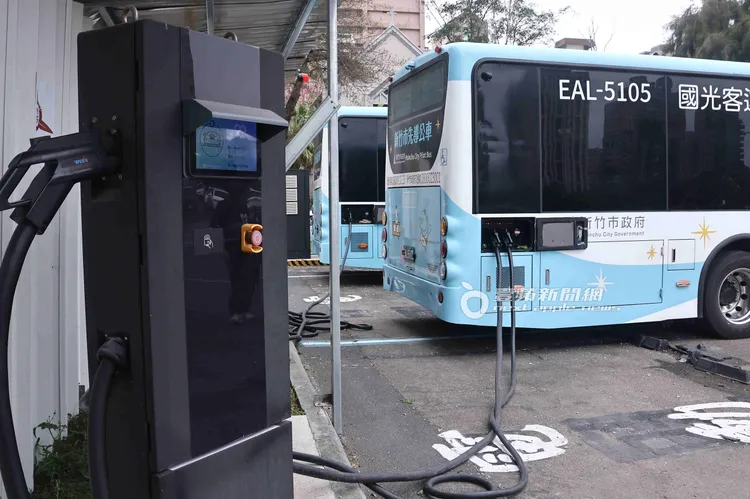 新竹市全電動公車，在公車停車場充電。黃威哲攝