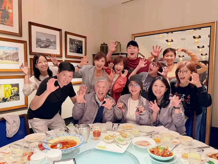 陳美鳳與黃世惠夫妻以及一票友人開心聚會。翻攝自陳美鳳臉書