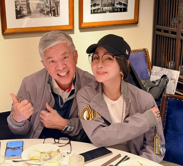 陳美鳳與當時在紐約陪她打官司的姐夫合照。翻攝自陳美鳳臉書