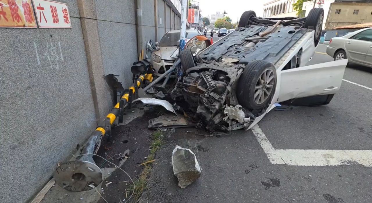 詭異車禍!轎車撞壞林鐵平交道當場翻覆 警消到場救援...人卻跑了