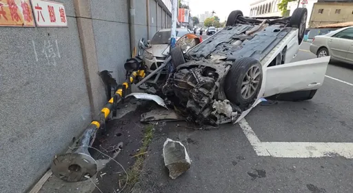 詭異車禍！轎車撞壞林鐵平交道當場翻覆　警消到場救援...人卻跑了
