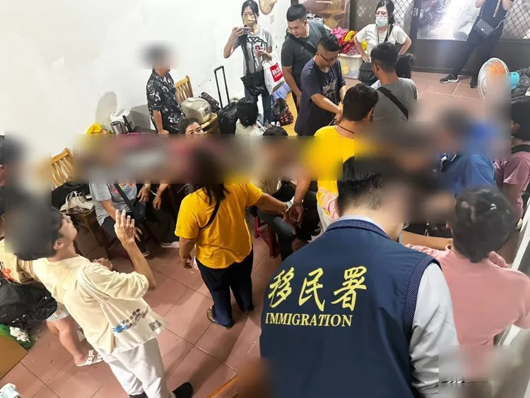檢警逮捕妮妮等17人。民眾提供