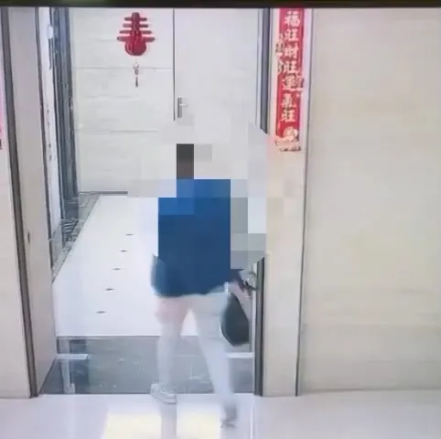 犯嫌手持黑色現金袋前往詐團據點交款。民眾提供