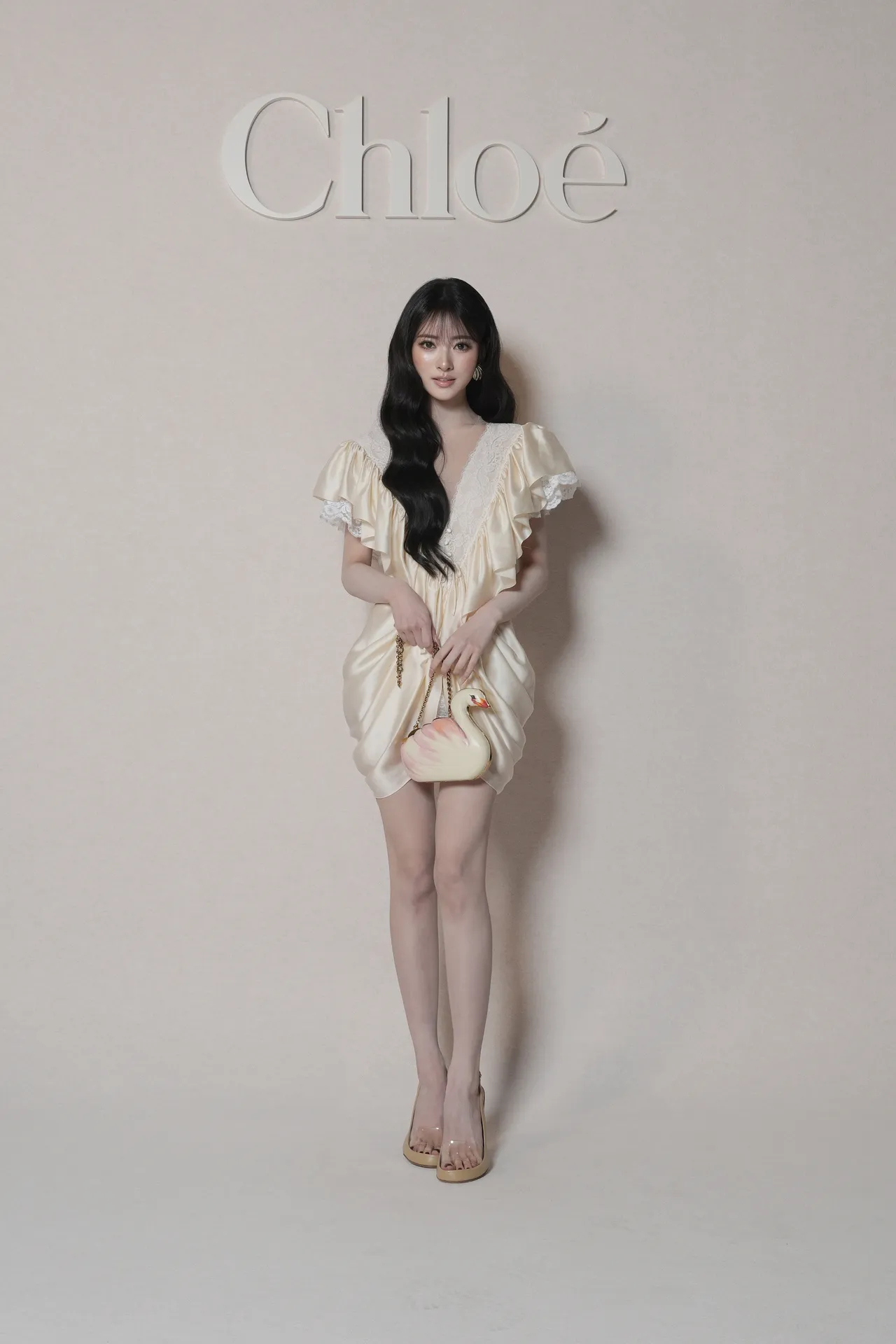 ANNA換上米白色荷葉邊洋裝展現靈動優雅風格。品牌提供