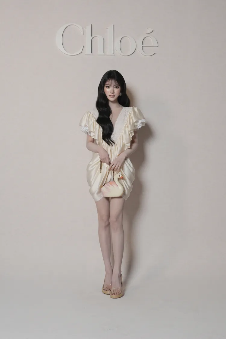 ANNA換上米白色荷葉邊洋裝展現靈動優雅風格。品牌提供