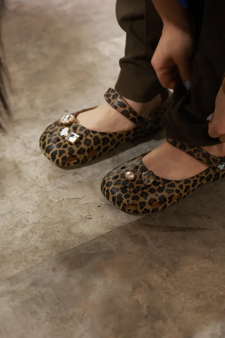 CROCS豹紋瑪莉珍鞋日前也成為話題。品牌提供
