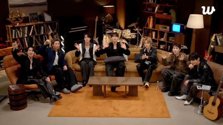 J-HOPE（左起）、隊長RM、JIN、柾國、智旻、SUGA、V今天下午直播，分享新專輯《ARIRANG》創作故事。翻攝BTS Weverse