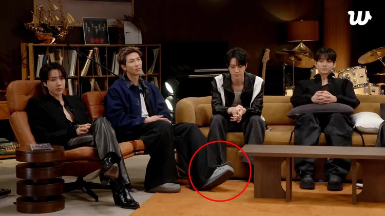 RM（左二）左腳打著石膏。翻攝BTS Weverse