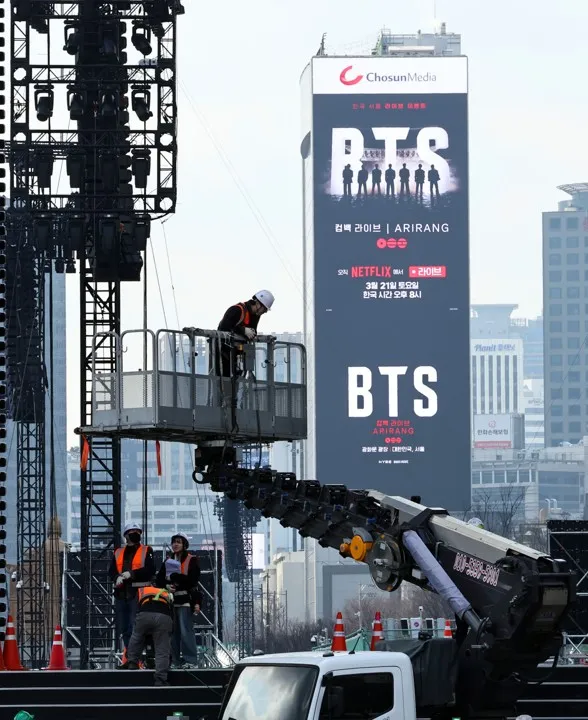 《朝鮮日報》大樓掛上BTS演唱會直播廣告。翻攝韓聯社
