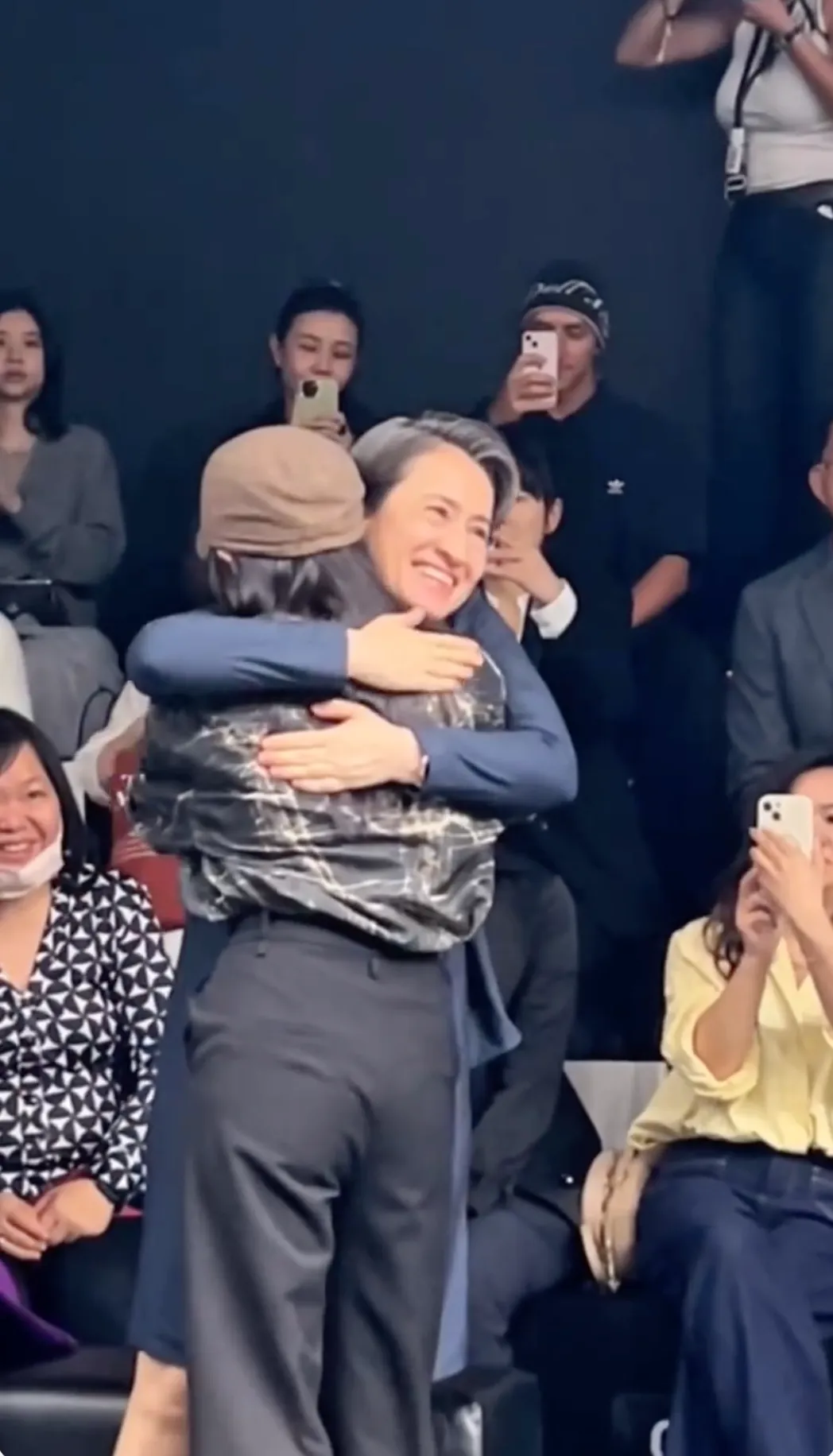 蕭美琴（右）在秀場上與設計師擁抱C JEAN簡君嫄。翻攝蕭美琴Threads