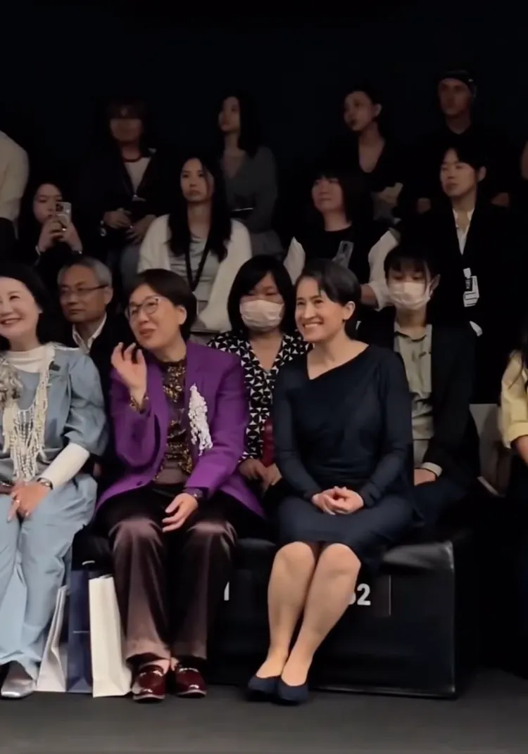 蕭美琴（右）以一身C JEAN簡君嫄深藍色禮服現身台北時裝周。翻攝蕭美琴Threads