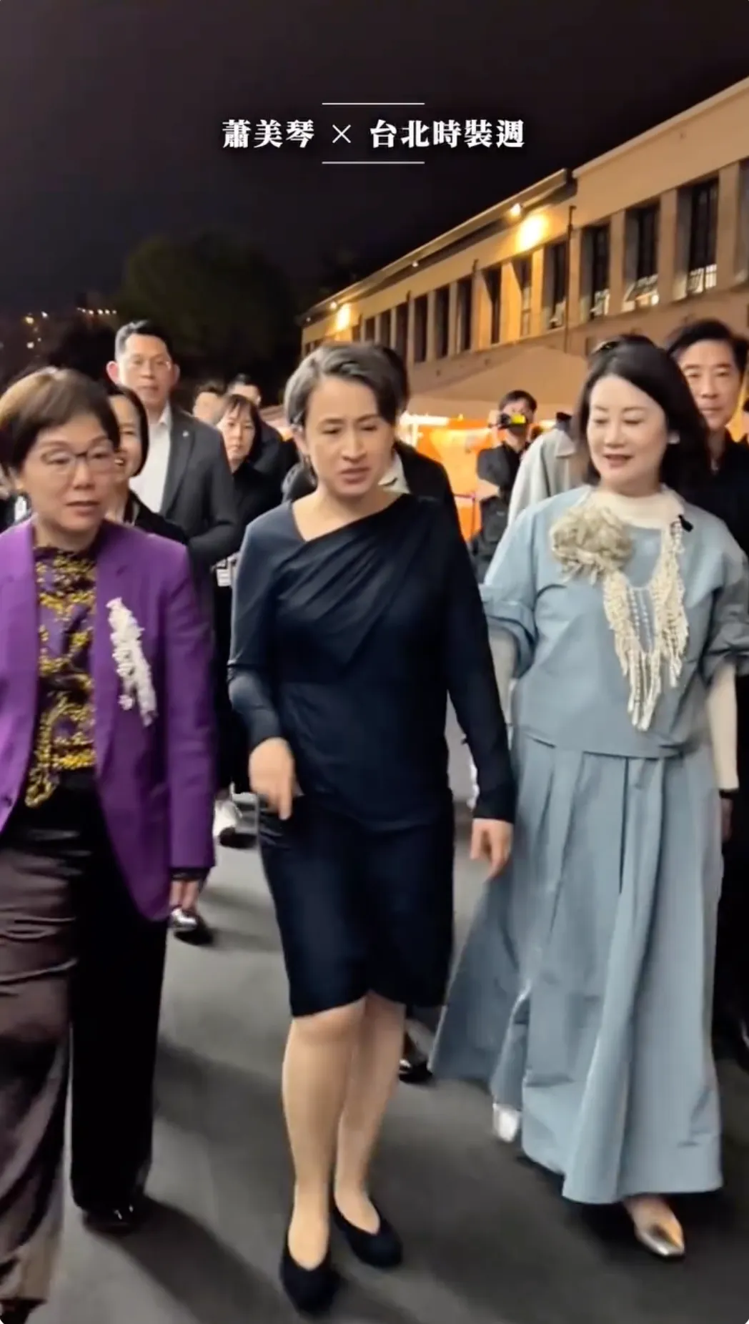 蕭美琴（右）的禮服採用斜切剪裁與修身輪廓襯托出典雅風格。翻攝蕭美琴Threads