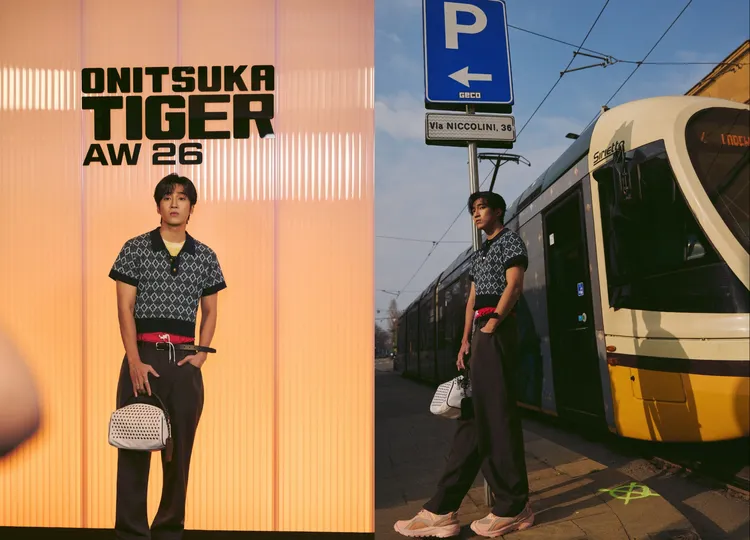 婁峻碩以菱格紋提花短版Polo衫內搭花卉印花水洗TEE，羊毛斜紋長褲內則是疊穿紅色運動短褲。品牌提供