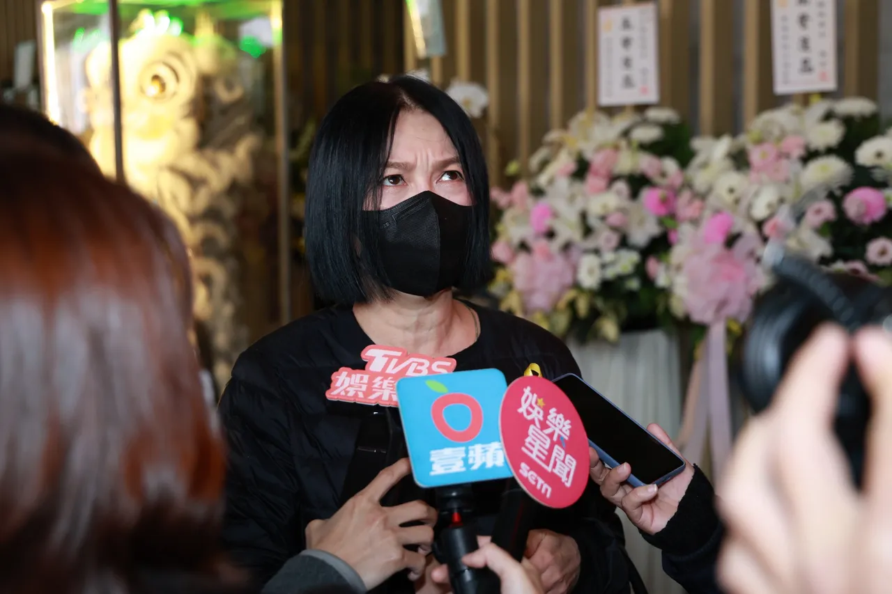 苗可麗來送別詹老師。彭欣偉攝