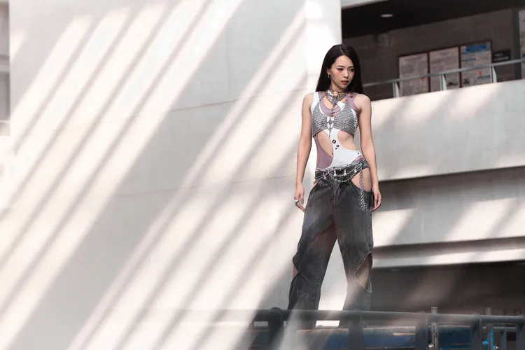 曾薀帆登高拍MV。品婕娛樂提供