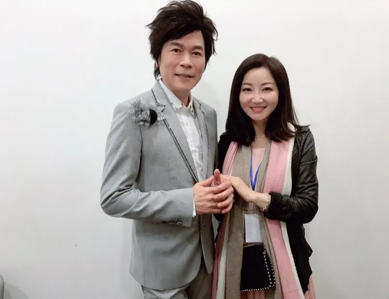 與嫩妻驚傳婚變！洪榮宏今照常上工　13字吐夫妻現況