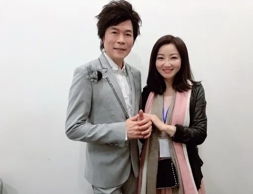 與嫩妻驚傳婚變！洪榮宏今照常上工　13字吐夫妻現況