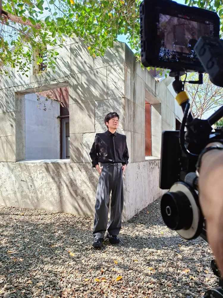 洪榮宏今照常上工，心情疑似沒收影響。華特音樂提供