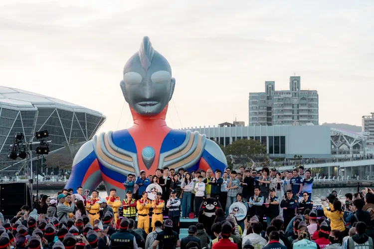 高雄冬日遊樂園」結合港灣特色，以日本經典英雄IP「超人力霸王」打造超人慶典。翻攝畫面