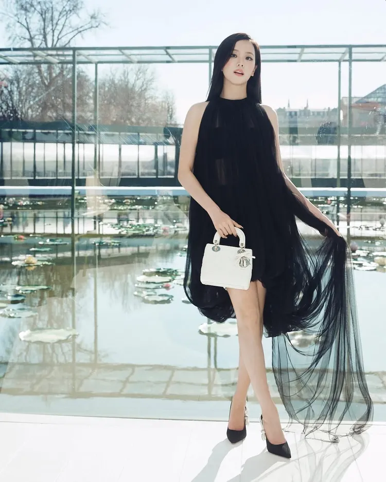 Jisoo現身Dior秀場一如往常優雅。翻攝IG