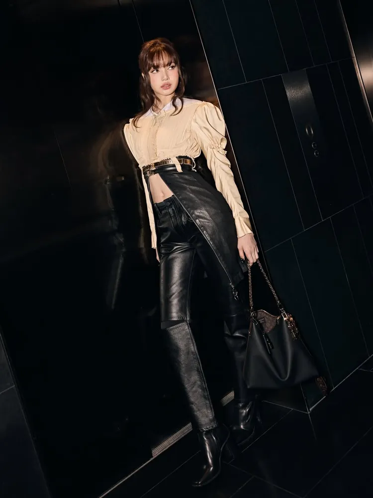 Lisa以又帥又辣的騎士風造型欣賞LV秀。翻攝IG