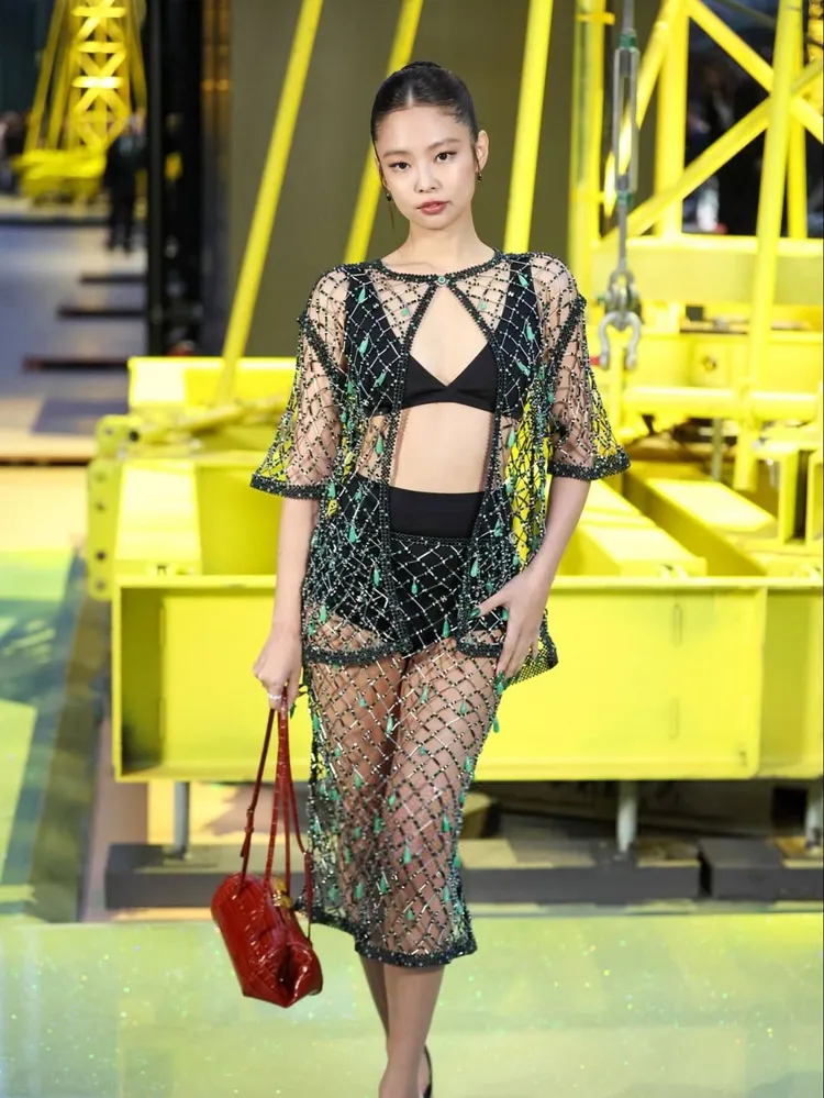 Jennie欣賞香奈兒秀的造型火辣到不行。翻攝IG