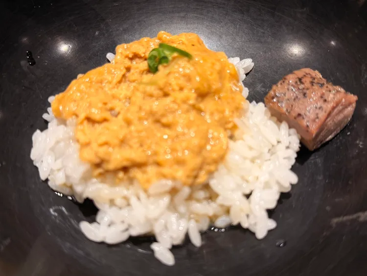 鴨肉親子丼嚴選鴨肉結合滑順半熟蛋液，鋪於北海道七星米之上。陳揚盛攝