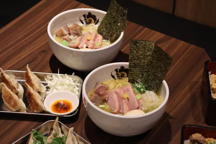 濃厚鴨白湯以雙倍鴨大骨與鴨足慢火萃取，完整釋放膠質，呈現細緻乳白色澤。業者提供