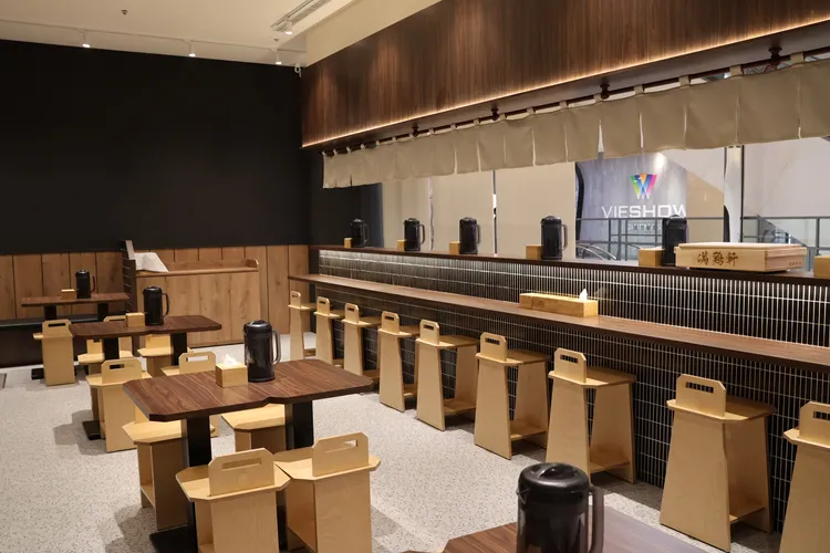 滿雞軒中和環球店針對百貨型態優化座位與動線。業者提供