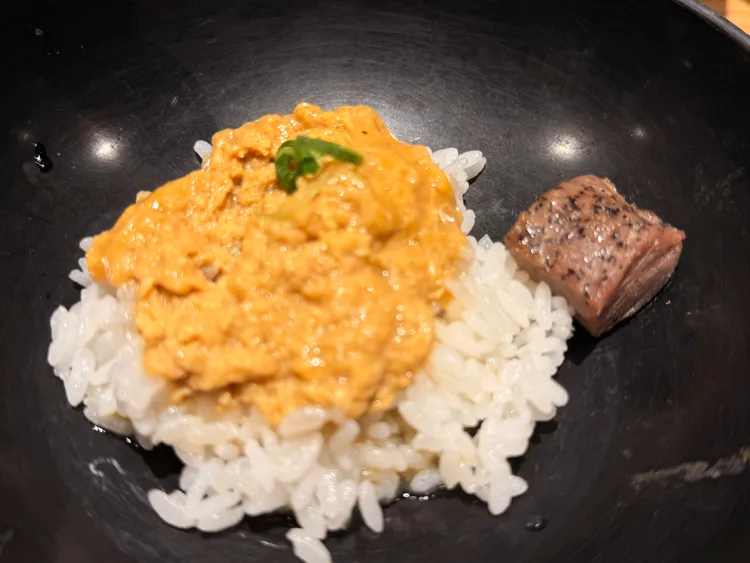 鴨肉親子丼嚴選鴨肉結合滑順半熟蛋液，鋪於北海道七星米之上。陳揚盛攝