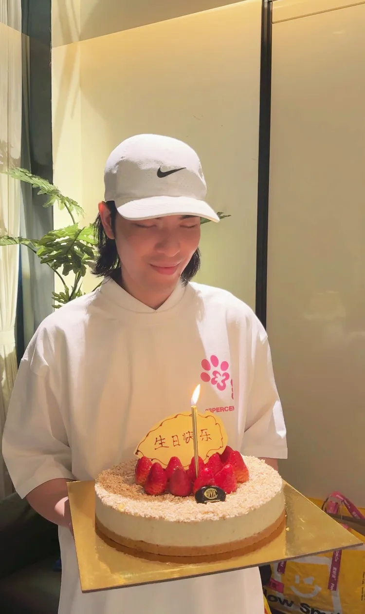 老蕭開心切蛋糕慶祝。喜鵲娛樂提供