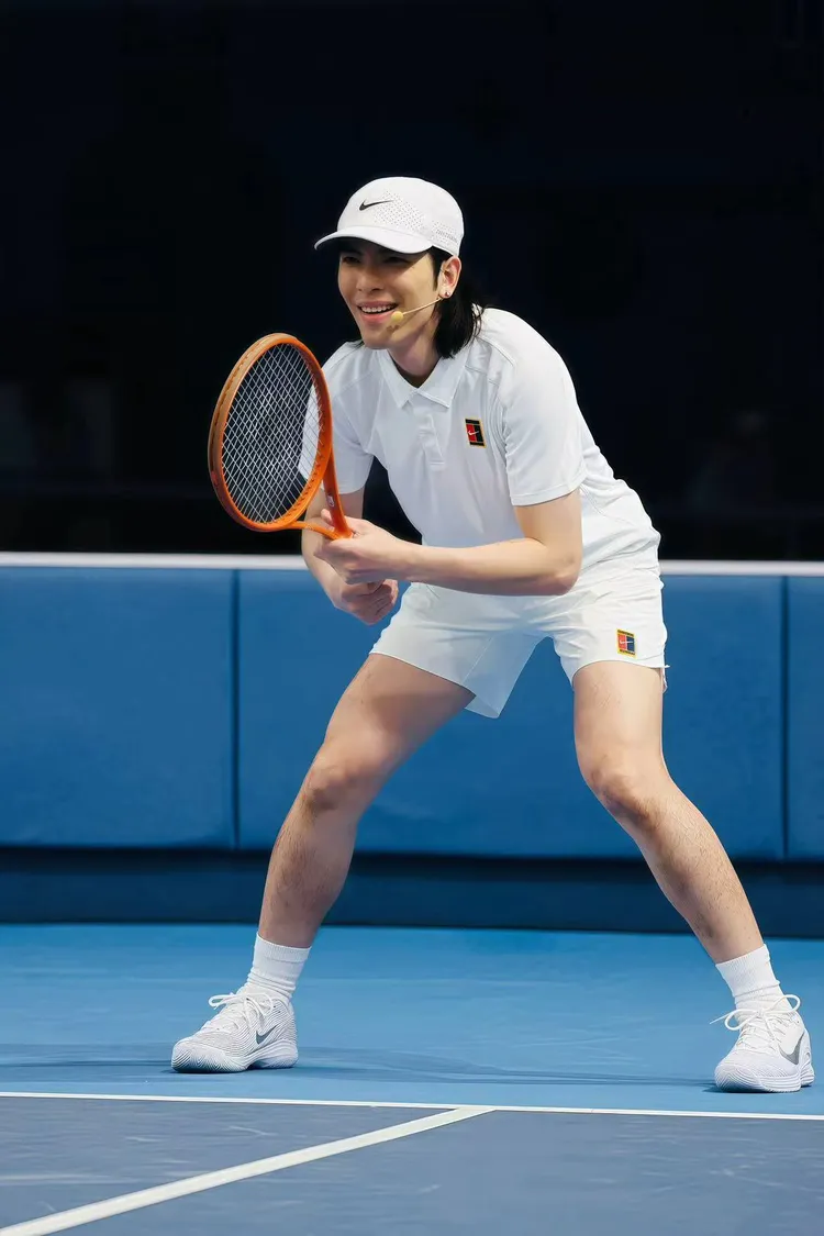 老蕭於網球場揮拍慶生。喜鵲娛樂提供