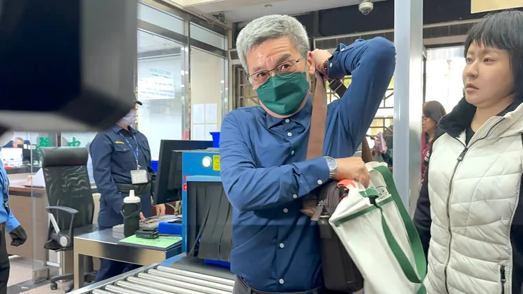 柯文哲大帳房接受記者訪問，脫口而出說：「很累。」特勤中心攝