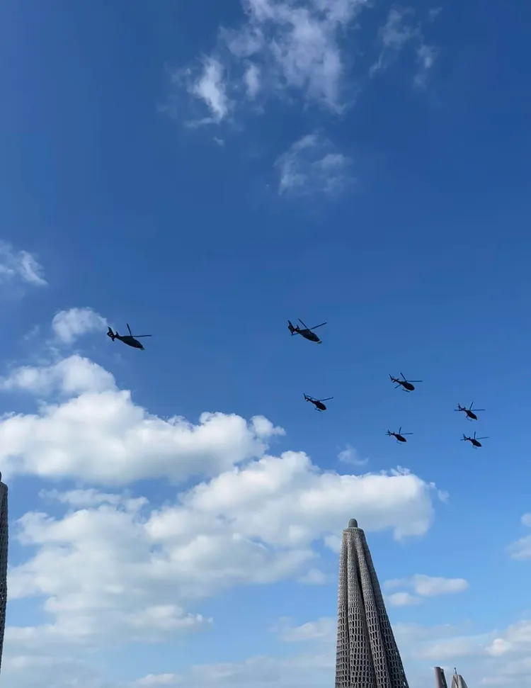 數架直升機飛過。翻攝蔣麗莎小紅書