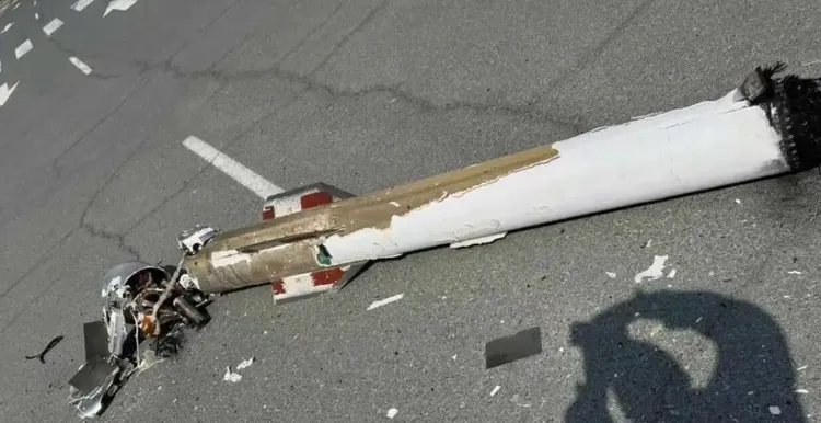 疑似防空飛彈的殘骸。翻攝蔣麗莎小紅書