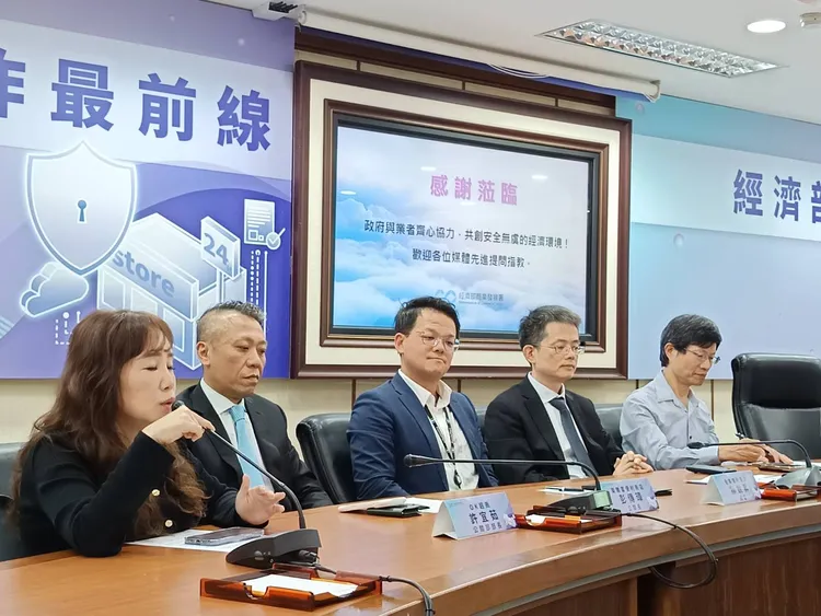 經濟部商發署今召開「經濟部攜手超商 打造阻詐最前線」記者會，四大超商業者出席。許麗珍攝