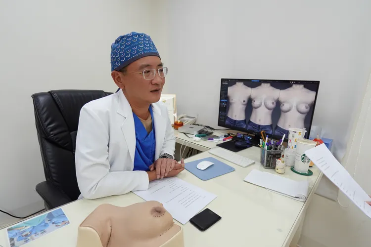 吳峻豪醫師擁有豐富的隆乳經驗，諮詢時會透過電腦模擬成像，呈現不同隆乳效果。黃若綾攝