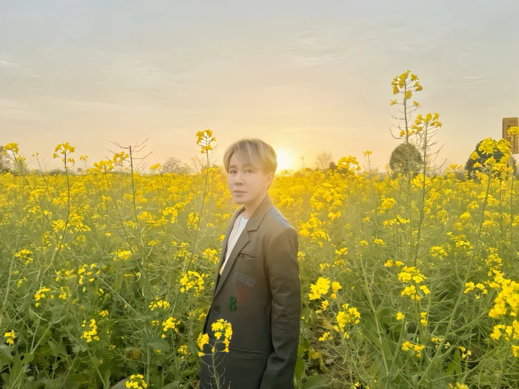 造型師梵緯出新歌，特地選油菜花田取景。梵緯提供