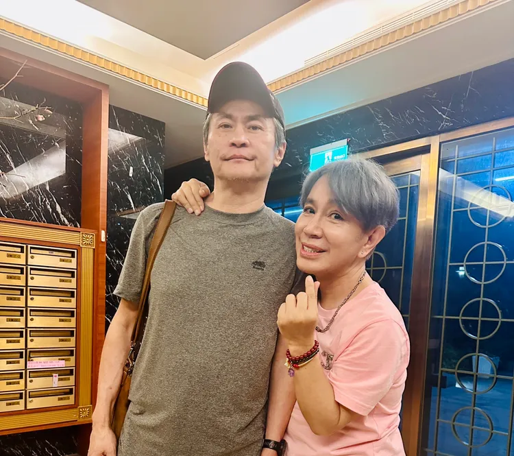 梵緯（右）邀請「東方快車」傳奇吉他手楊振華（左）擔任製作人，攜手打造不同以往的台語流行音樂質感。梵緯提供