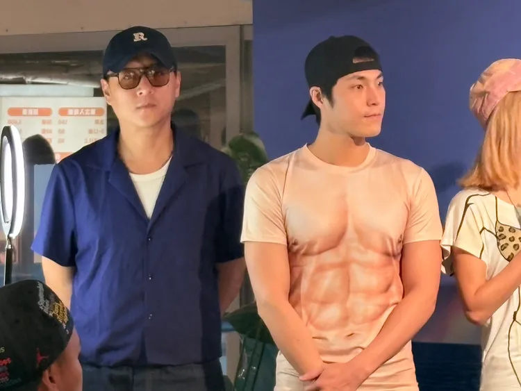 鄭人碩（左）前來力挺朋友。王思穎攝