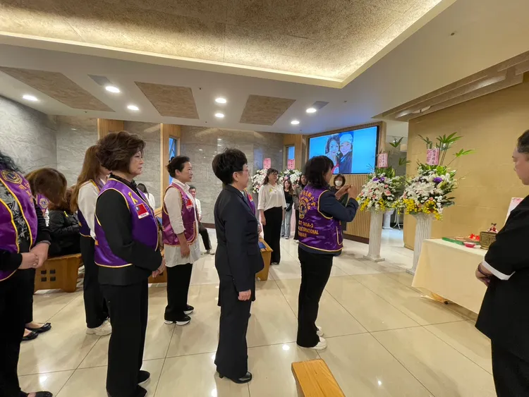 周遊、李朝永和獅子會成員一起前往祭拜白蝶。李朝永提供