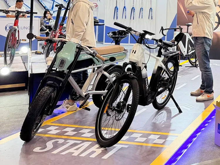 Bison車款（左）近似機車的外型，也吸引許多年輕人前來詢問。趙筱文攝