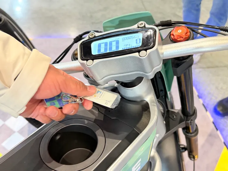 Bison是用磁扣式電池啟動。趙筱文攝