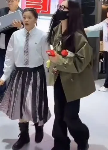 全紅嬋在品牌活動穿百褶裙亮相。  翻攝微博