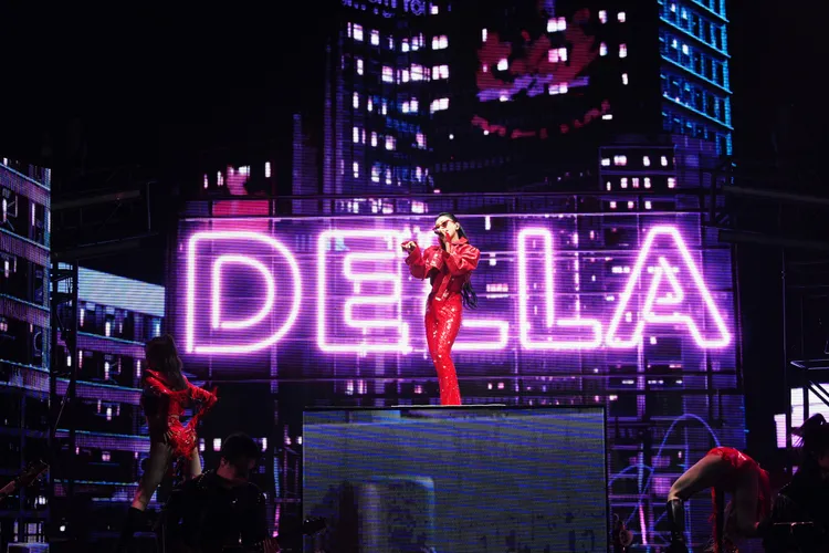 丁噹唱跳開場，自封「成都小辣椒」。相信音樂提供