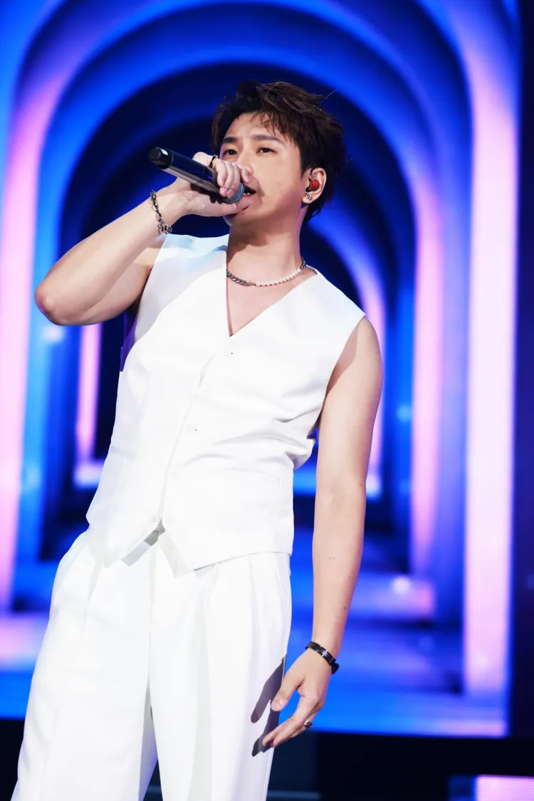 阿弟秀出精壯麒麟臂。相信音樂提供