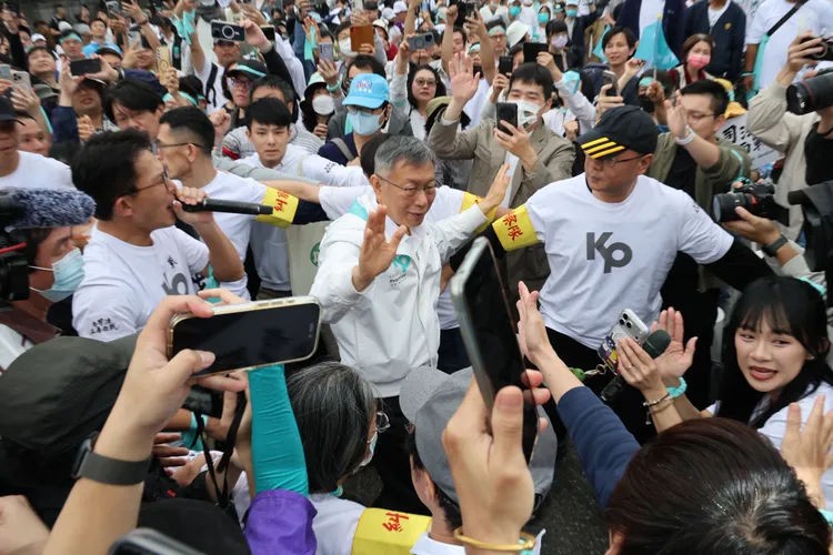 柯文哲現身凱達格蘭大道集會現場，民眾熱情歡迎。莊宗達攝