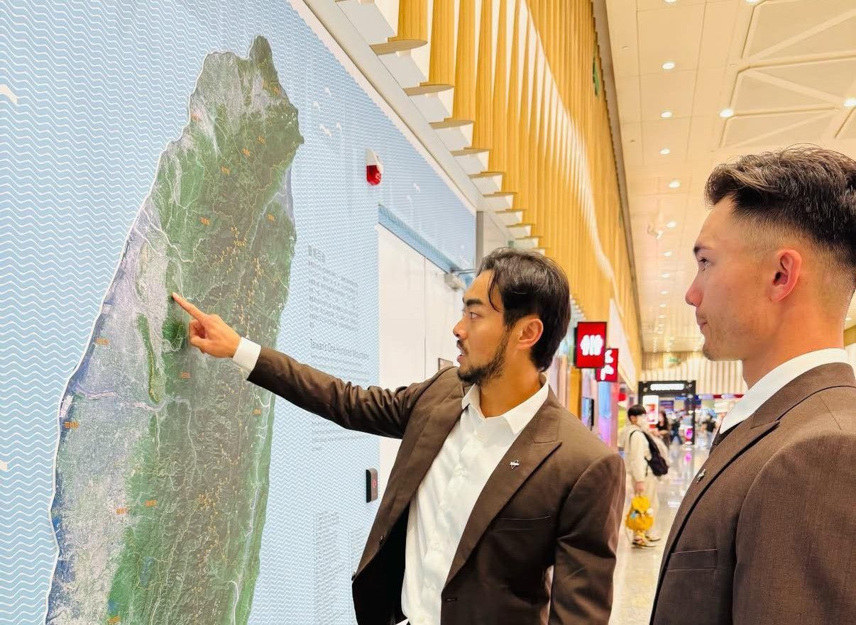 「媽媽的家鄉在這裡」!林家正手指台灣地圖為「費仔」補課 網:看哭了